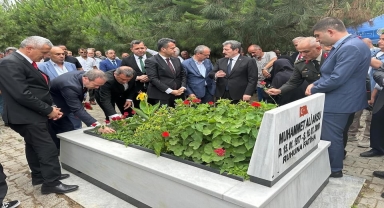 Vali Tavlı'dan 15 Temmuz şehitlerinin kabirleri ve ailelerine ziyaret