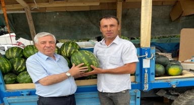 Vezirköprü Ziraat Odası Başkanı Kaya'dan pazarda karpuz üreticisine ziyaret