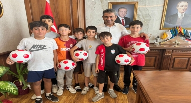 Amasya'da futbol topları kesilen çocuklar, belediye başkanına şikayete gitti