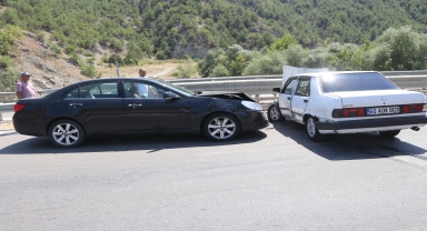Amasya'da iki otomobilin çarpıştığı kazada 3 kişi yaralandı