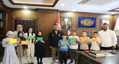 Amasyalı çocuklar Gazze'deki çocuklar için yazdıkları mektupları Müftü Ayvaz'a teslim etti
