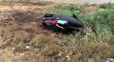 Çorum'da devrilen otomobilin sürücüsü yaralandı