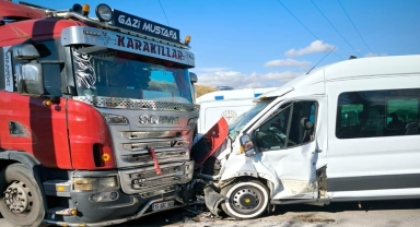 Çorum’da işçi servisi, otomobil ve tırın çarpıştığı kazada 14 kişi yaralandı