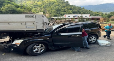 Giresun'da park halindeki tıra çarpan otomobildeki 3 kişi yaralandı