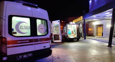 GÜNCELLEME - Sinop'ta ağaca çarpan otomobildeki 2 kişi öldü, 2 kişi yaralandı