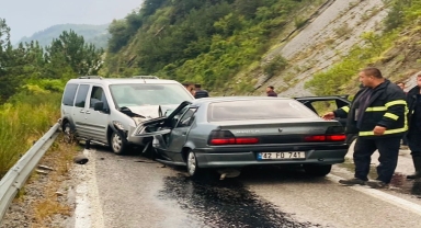Kastamonu'da otomobil ile hafif ticari aracın çarpışması sonucu 7 kişi yaralandı