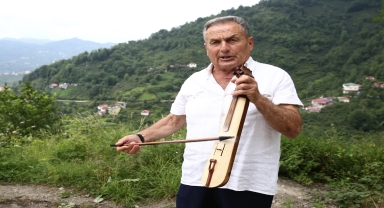 Kemençesiyle 51 yıldır düğün ve festivalleri coşturuyor