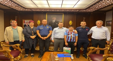Of Kaymakamı Demirer'den şampiyon güreşçiye ödül