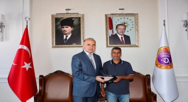 Ordu'da ikamet eden Irak uyruklu, bulduğu parayı Vali Erol'a teslim etti
