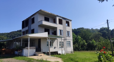 Samsun'da mevsimlik tarım işçilerinin kaldığı binaya tüfekle ateş edildi