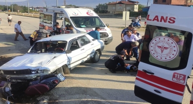 Sinop'ta otomobille motosikletin çarpıştığı kazada 2 kişi yaralandı