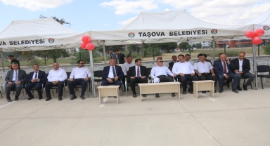 Taşova'da yarı olimpik kapalı yüzme havuzu hizmete girdi