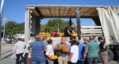 Tokat'ta bir hayırsever vatandaşlara tır dolusu kavun dağıttı