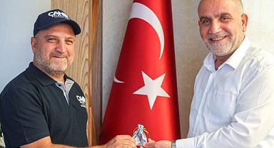 Başkan İbrahim Sandıkçı’dan Yağmura Aldırış Etmeden Çalışan İşçiye Ödül