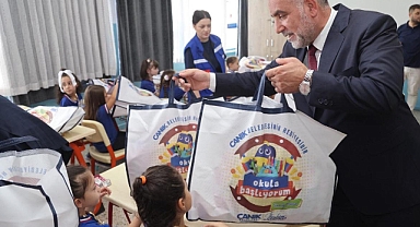 Başkan İbrahim Sandıkçı: “İlçemizde ilkokul birinci sınıfa başlayan tüm öğrencilerimize çanta ve kırtasiye seti hediye ettik”
