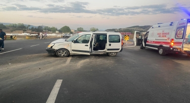 Bolu'da hafif ticari araç ile otomobilin çarpıştığı kazada 3 kişi yaralandı