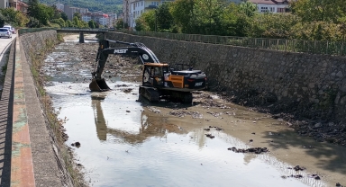 Cide'de su baskınlarına karşı kanal temizliği yapılıyor