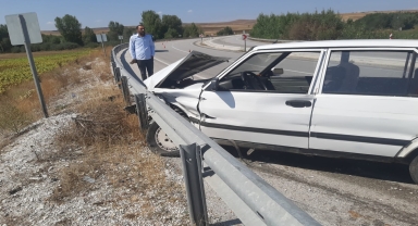 Çorum'da bariyere çarpan otomobildeki 2 kişi yaralandı