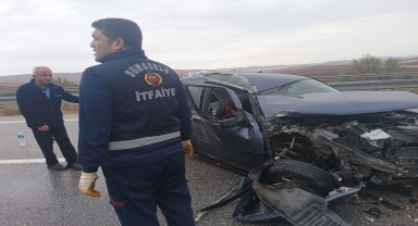 Çorum'da çekiciye çarpan otomobildeki 4 kişi yaralandı