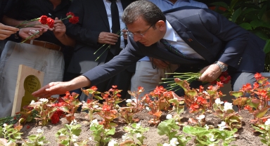 Ekrem İmamoğlu, şehit Ayar'ın Trabzon'daki mezarını ziyaret etti