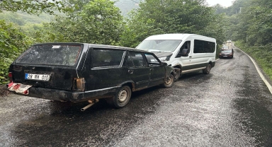 Giresun'da minibüsle otomobilin çarpıştığı kazada 3 kişi yaralandı