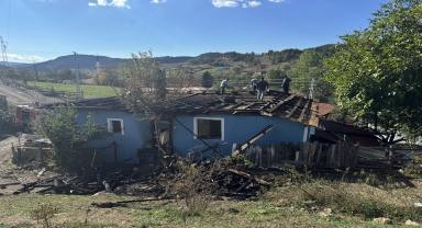 Kastamonu'da çıkan yangında 2 katlı ev kullanılamaz hale geldi