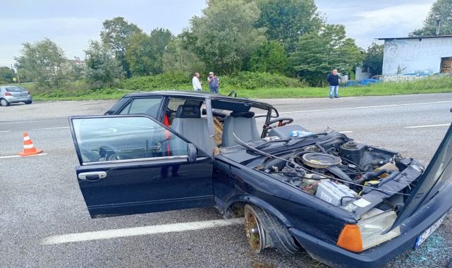 Samsun'da aydınlatma direğine çarpan otomobildeki 2 kişi yaralandı