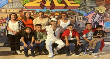Sanatçı Murat Evgin'den Türk bayraklarıyla şehit türküsünü söyleyen çocuklara ziyaret