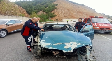 Tokat'ta bariyerlere çarpan otomobildeki 3 kişi yaralandı