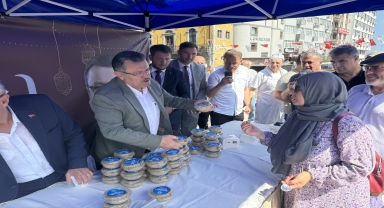 Trabzon'da Mevlit Kandili dolayısıyla helva dağıtıldı