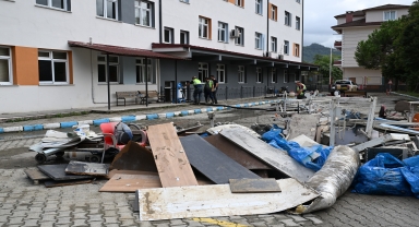 Trabzon'da taşkından etkilenen devlet hastanesinde hummalı çalışma