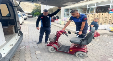 Amasya'da aracının lastiği patlayan engellinin imdadına zabıta yetişti