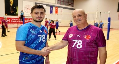 Baba ve oğlu parkede rakip oldu