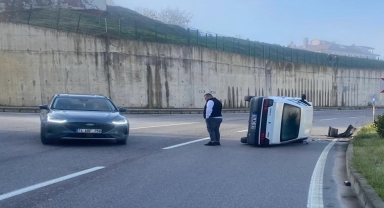 Bartın'da elektrik direğine çarpan otomobilin sürücüsü yaralandı
