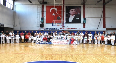 Bolu'da çocuklar aileleriyle karate yaparak eğlendi