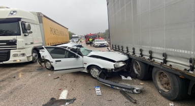 Bolu'da tıra çarpan otomobilin sürücüsü ağır yaralandı
