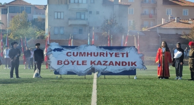 Çorum'da Cumhuriyet Bayramı'nda öğrenciler
