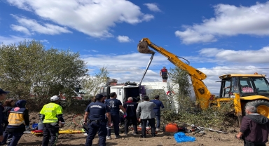 Çorum'da devrilen kamyonda sıkışan 3 kişi yaralandı