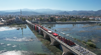 Çorum'da vatandaşlar 101 metrelik Türk bayrağı ile yürüdü