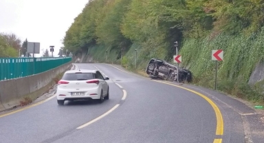 Düzce'de devrilen otomobilin sürücüsü yaralandı