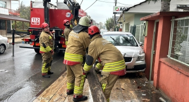 Düzce'de telefon direğine çarpan otomobildeki 2 kişi yaralandı