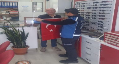 Gerze'de vatandaşlara Türk bayrağı dağıtıldı