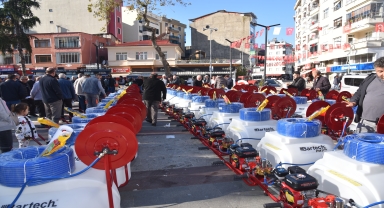Görele'de kahverengi kokarca ile mücadele için ilaçlama makinesi dağıtıldı
