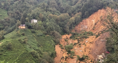 GÜNCELLEME - Rize'de heyelan sonucu 2 ev toprak altında kaldı