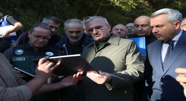 İçişleri Bakan Yardımcısı Karaloğlu, Rize'de heyelan yaşanan köyde inceleme yaptı:
