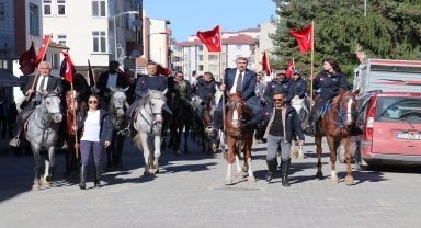 İstiklal Yolu'nu at sırtında geçtiler