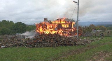 Kastamonu'da 2 katlı ahşap ev yandı
