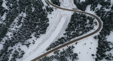 Kastamonu'da karla kaplanan ormanlar dron ile görüntülendi