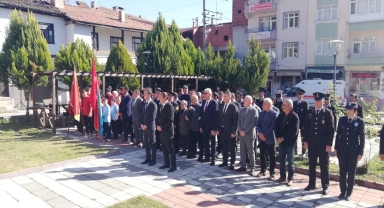 Kastamonu'nun ilçelerinde çelenk sunma töreni düzenlendi