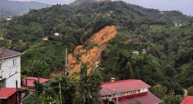 Rize'de heyelan sonucu 2 ev toprak altında kaldı